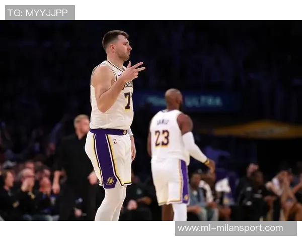 东契奇与里夫斯联手发威勇士油漆区内线防守漏洞显著