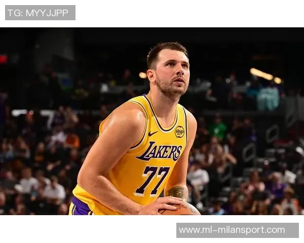 东契奇与里夫斯联手发威勇士油漆区内线防守漏洞显著