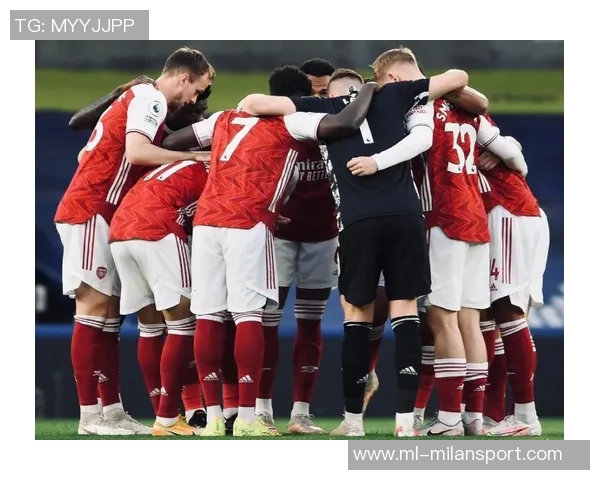 维尼修斯在阿森纳基地训练期间与枪手青训小将亲密合影留念