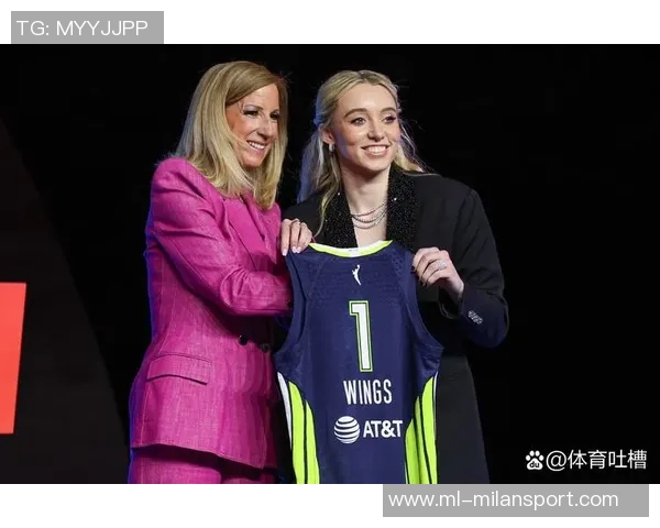 佩奇携女友与队友重返母校共同庆祝NCAA冠军戒指荣耀时刻